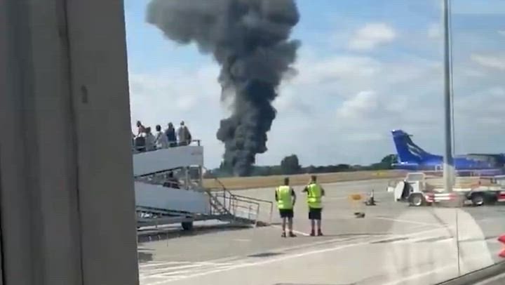 Четирима загинали при катастрофата на малък самолет на летище край Лондон