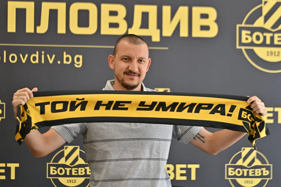 Тодор Неделев ли стои в основата на раздялата на Ивелин Попов с Ботев Пловдив