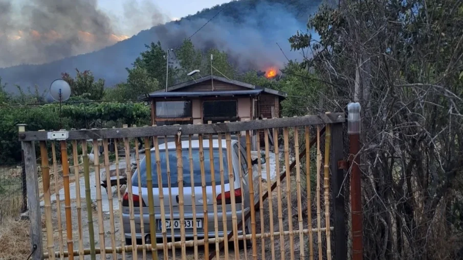 Две версии за пожара край Песнопой, почти 30 сгради са изгорели