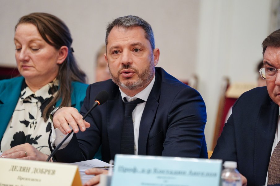 Делян Добрев за повишения кредитен рейтинг: Това е рекорд за България