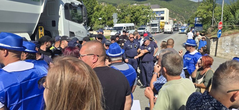 Горски служители протестират на главен път Е-79 в Кресна