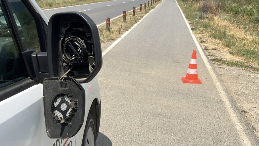 ДОКОГА?! Кола отнесе мъж с тротинетка, той е с опасност за живота