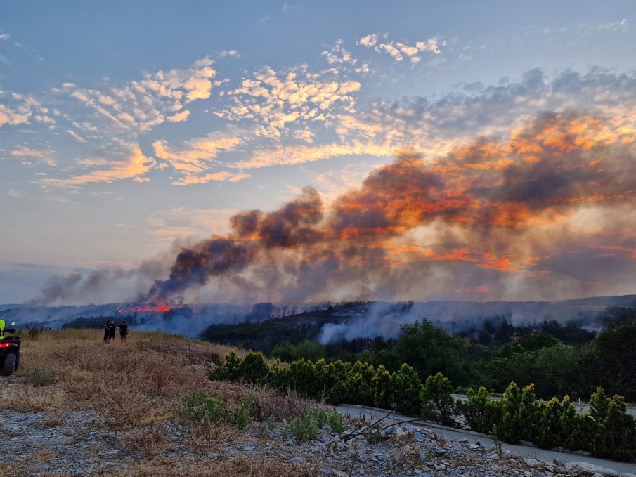 ЗАЕДНО СРЕЩУ ПОЖАРА: 60 военни се включиха в погасяването на огъня край Велико Търново