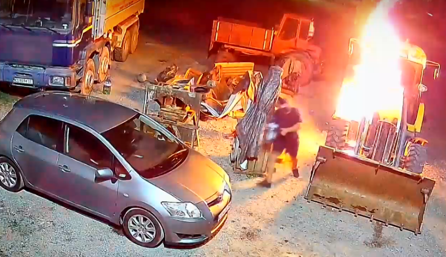 Маскиран подпали земеделска техника за 200 бона край Елин Пелин