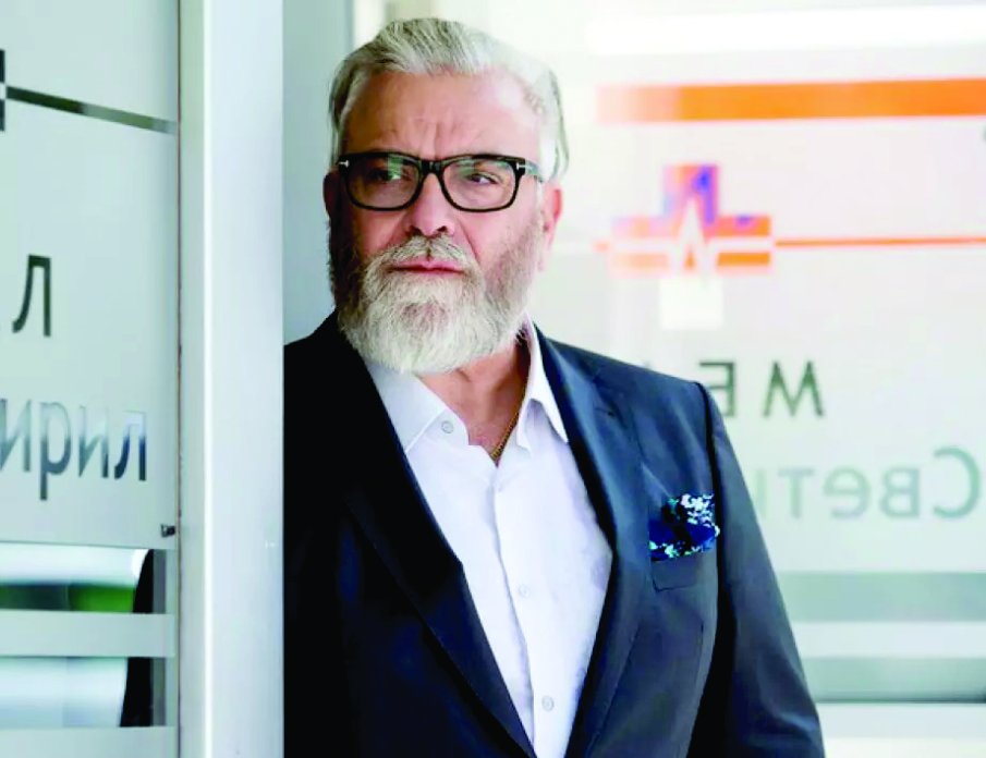 САМО В ПИК И РЕТРО: Владо Пенев носи юрган на химическо (ПАПАРАШКИ СНИМКИ)