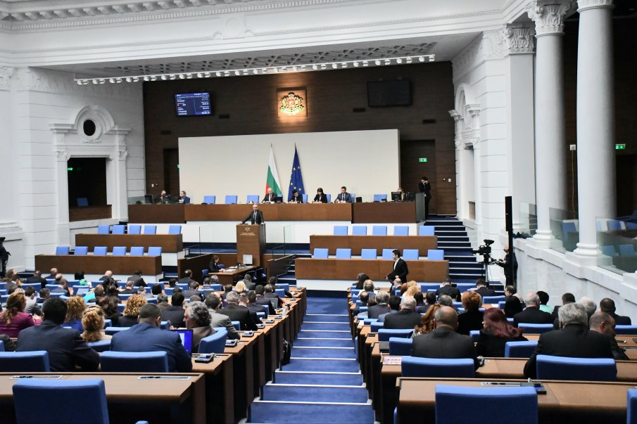 ИЗВЪНРЕДНО В ПИК TV! Преди вота на недоверие депутатите оправиха ЖП транспорта, пощенските услуги и НСО. Възраждане“ и Величие“ си спретнаха гюрултия заради ТикТок, Костадин се скара с Киселова. Минута мълчание заради смъртта на полицай беляза заседанието (ОБНОВЕНА)