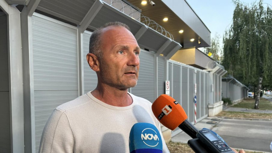 Росен Христов след 6 часа разпит - мълчи за огромната сума, намерена в апартамента му, усуква за Боташ