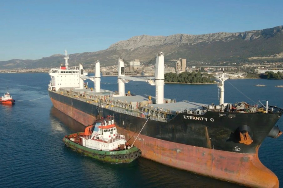 Товарен кораб потъна в Червено море след нападение от хутите