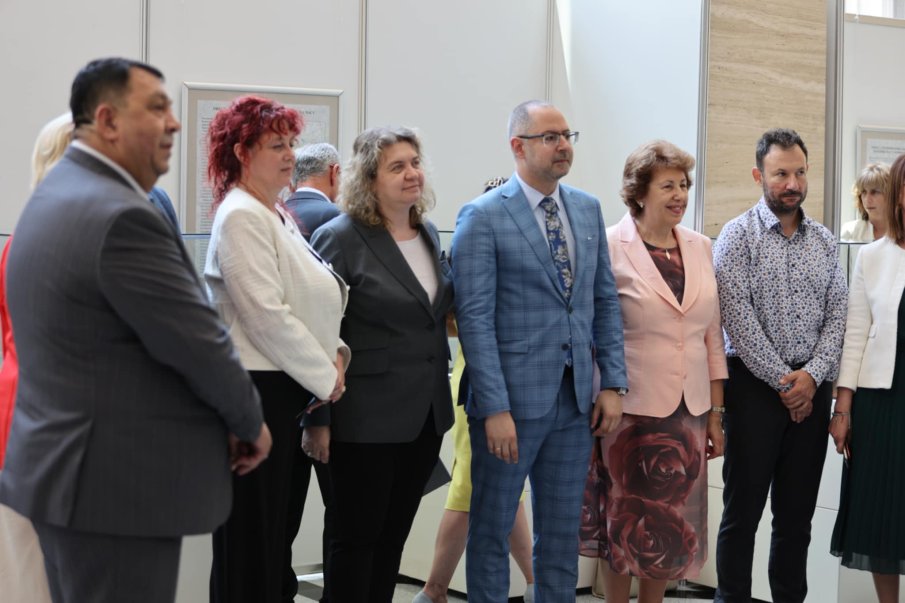 ПИК TV: Търновският музей представя находки от античността и Средновековието в Народното събрание (СНИМКИ/ВИДЕО)