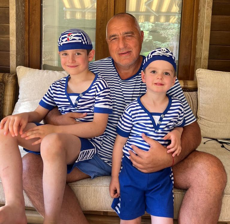 САМО В ПИК И РЕТРО: Голям ден в семейството на Борисов - лидерът на ГЕРБ пътува по СПЕШНОСТ към Банкя заради...