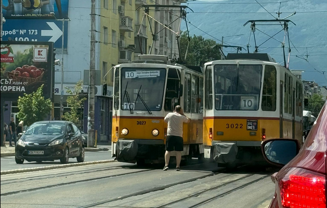 Трамвай блъсна пешеходец на ключов столичен булевард