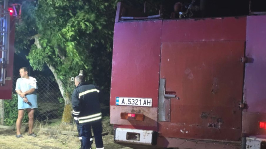 Пожар изпепели къщи във вилна зона край Бургас