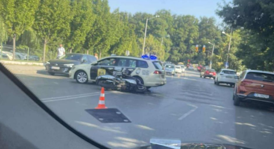 Катастрофа с такси затруднява движението на бул. Черни връх
