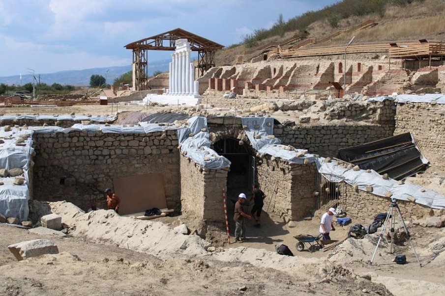 Откриха древна надгробна плоча с надпис от III век пр. Хр. край Хераклея Синтика