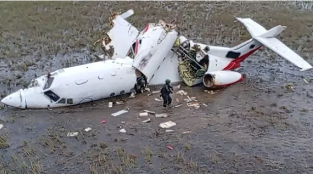 МИСТЕРИЯ: Самолет се разби в блато, екипажът и пътниците изчезнаха (СНИМКИ)