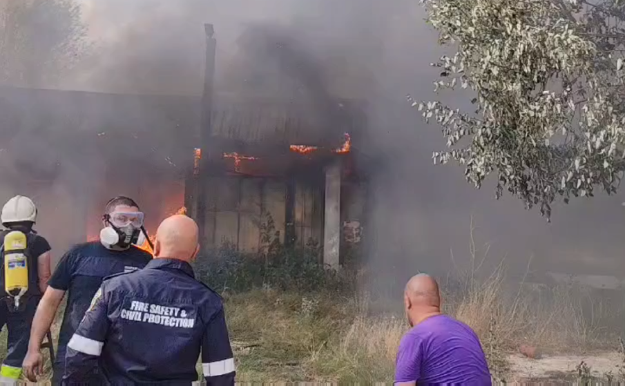 Голям пожар пълзи към Пазарджик, призоваха хората да се движат с маски (ВИДЕО)