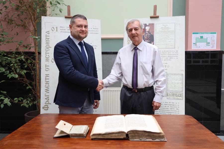 Агенция “Митници“ предаде две старинни църковни книги на Църковния музей при Св. Синод