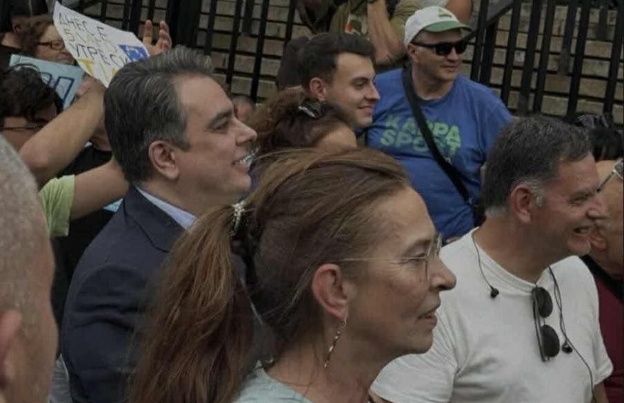 ГЪРМИ СКАНДАЛ! Какво търси германската посланичка на политическия протест на пуделите с пачките? Груба намеса във вътрешните работи на България