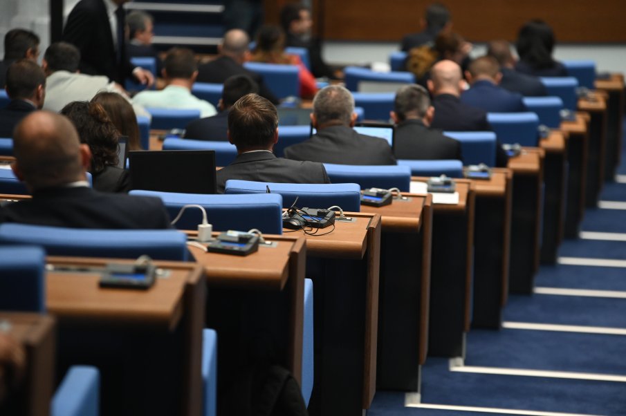 От вота на недоверие зависи ранната ваканция на депутатите