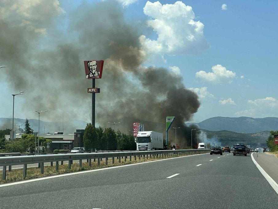 Пожар лумна до бензиностанция на АМ Тракия в посока Бургас