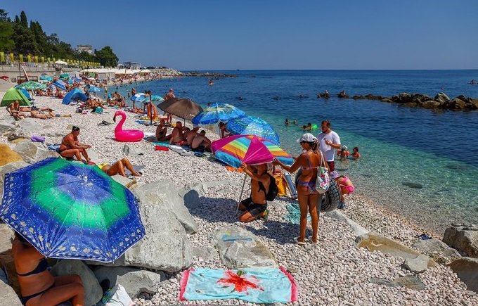 Жена с чанта под мишница в морето разби стереотипите за плаж (СНИМКА)