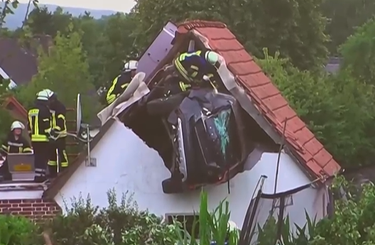 Кола се разби в покрив на плевня в Германия, има ранени
