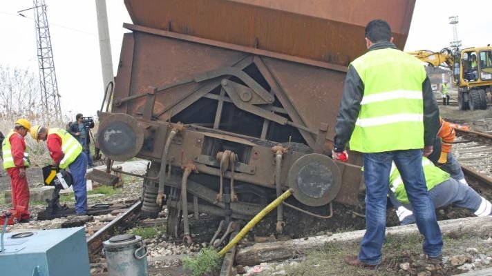 Дерайлирал товарен влак спря движението в района на гара Калофер