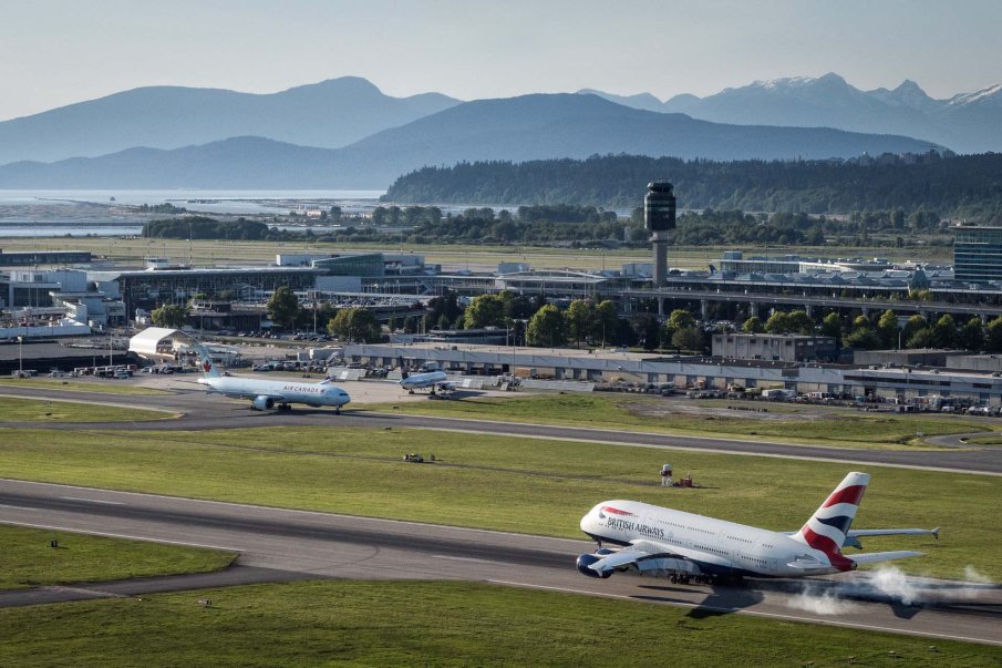 Едно от най-натоварените летища спря полетите след сигнал за отвличане на малък самолет