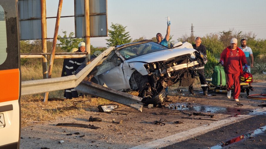 ОТ ПОСЛЕДНИТЕ МИНУТИ! Кола се разби зрелищно на АМ Марица
