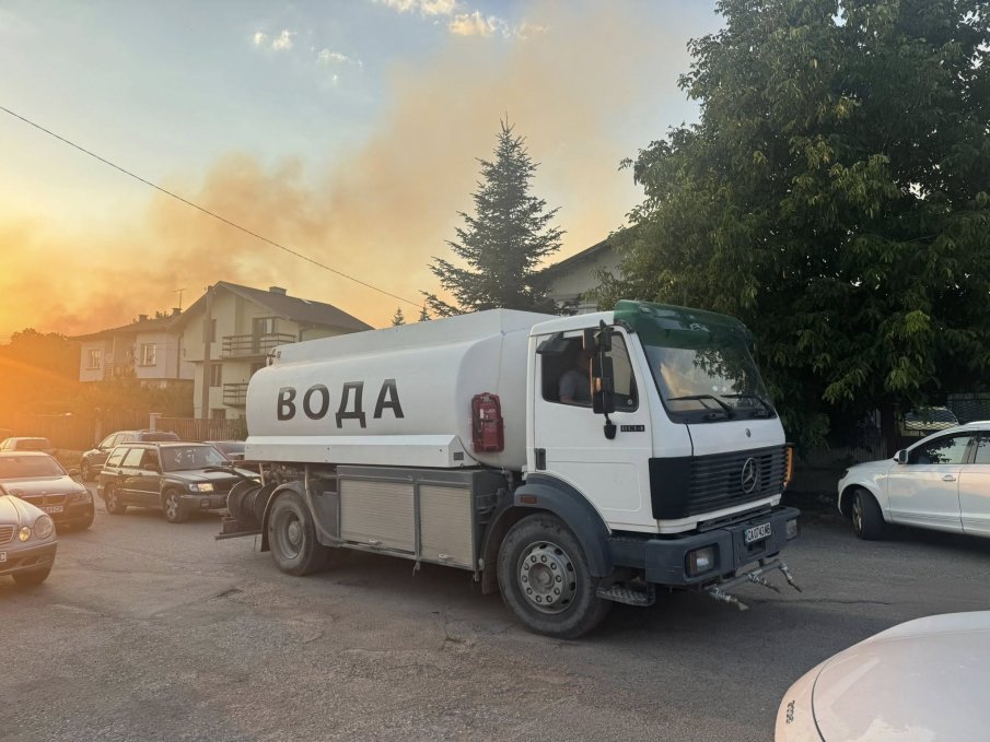 Пожарът в района на Костинброд е овладян, но не е локализиран