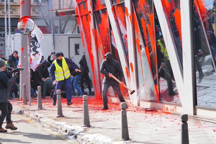 СЛЕД ПОГРОМА НА ВЪЗРАЖДАНЕ: Шестима обвинени за вандалщината срещу сградата на ЕП