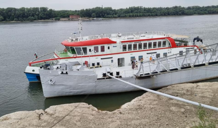 Изследователски кораб с девет лаборатории акостира край Русе (СНИМКИ)