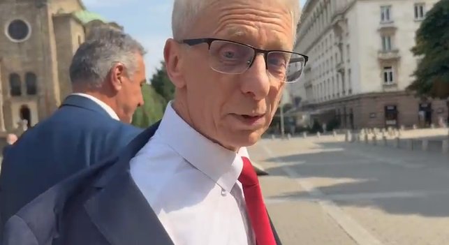 ТОТАЛЕН ХИТ! Денков ядоса Колтуклиева. Водещата на ПИК TV го дръпна за сакото: Клеветник! Как не ви е срам!? Извинете ми се! Академикът подскочи като ощипана госпожица: Не ме пипайте (ВИДЕО)