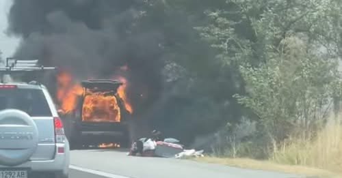 ОТ ПОСЛЕДНИТЕ МИНУТИ! Кола изгоря напълно на АМ Тракия