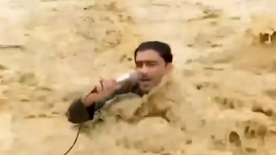 ЗА ЧЕСТТА НА ПРОФЕСИЯТА: Репортер бе отнесен от придошлите води, докато предава на живо (ВИДЕО)