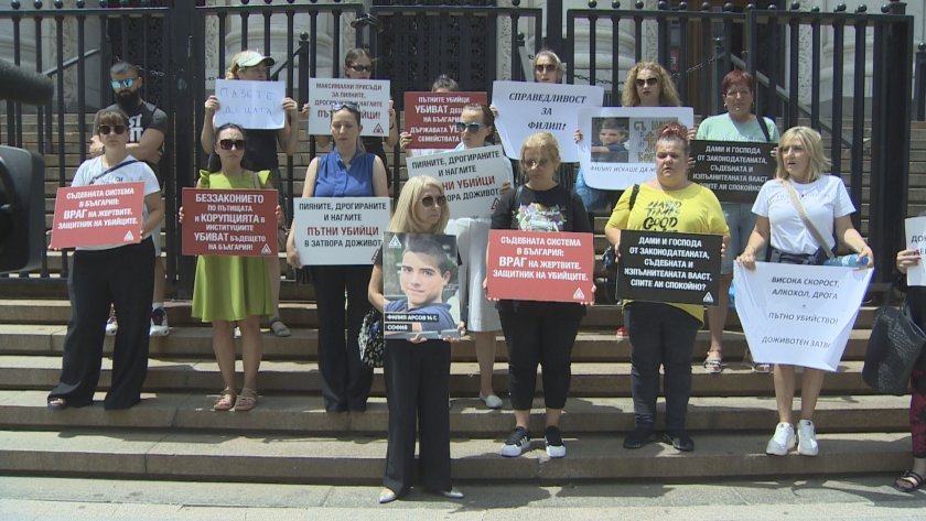 Ангели на пътя на протест: Освобождаването на Дебора е гавра с паметта на нашите деца