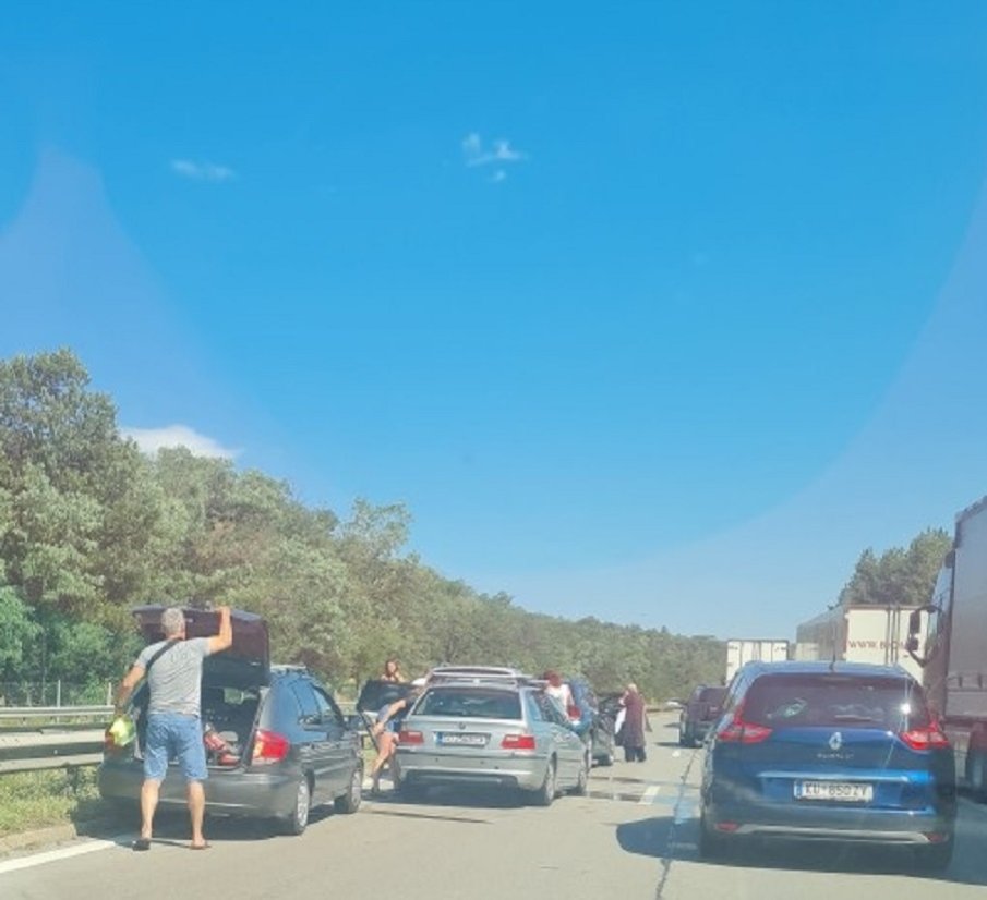 Верижна катастрофа с пет коли на “Тракия“ блокира движението преди Траянови врата (СНИМКА)