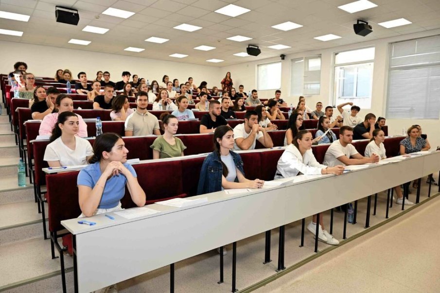 Намаляват до 40% таксите за платено висше образование