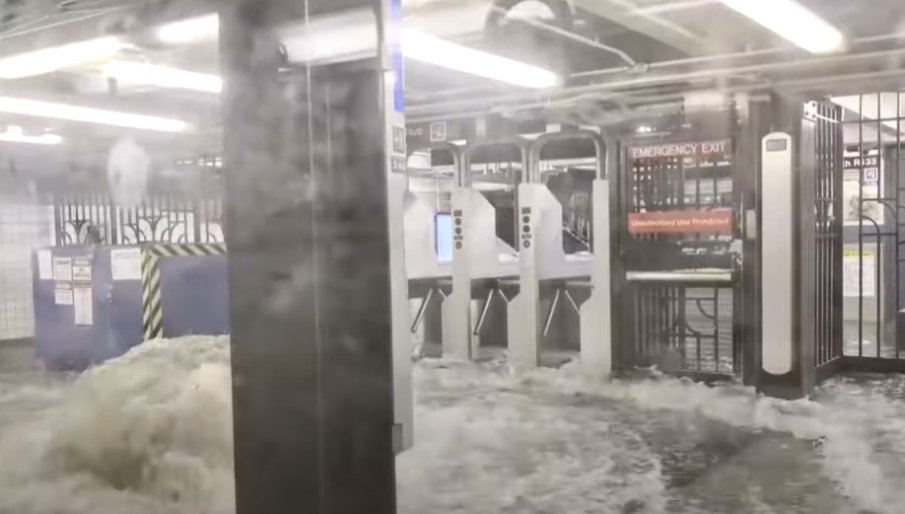 Обилни валежи причиниха наводнения в Ню Йорк (ВИДЕО)