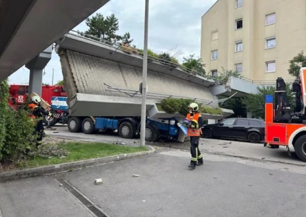 50-тонен мост се срути върху камион в Австрия