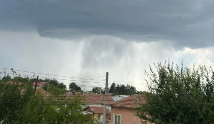 АД ПОД НЕБЕТО! Силна буря и градушка отнесоха български град