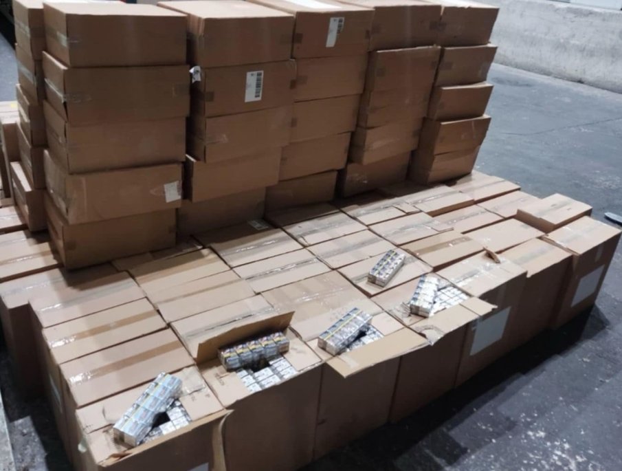 УДАР НА ЛЕСОВО: Спипаха 950 000 къса контрабандни цигари в немски камион, пътуващ за Турция