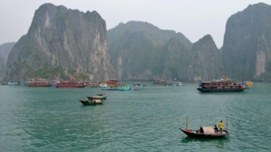 Туристическо корабче се преобърна във Виетнам, има загинали и изчезнали