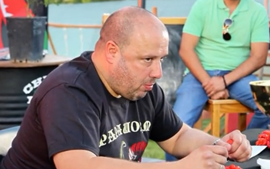 25 люти чушки за 4 минути и 32 секунди: Българин счупи световен рекорд