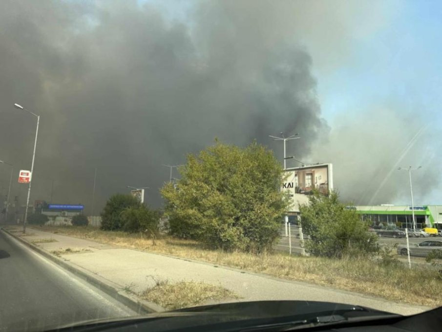 Голям пожар гори край Сунгурларе, евакуиран е дом за възрастни хора
