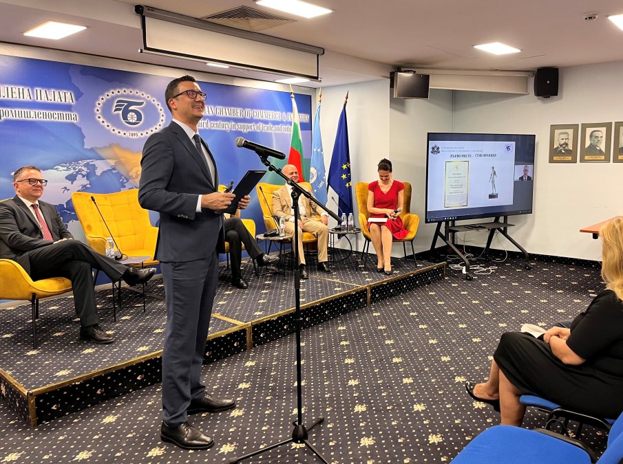 Министър Дилов награди най-успешните за 2024 г. служби по търговско-икономическите въпроси