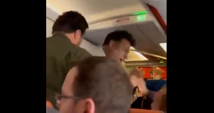 Свалиха от самолет мъж, крещял заплахи по адрес на Тръмп (ВИДЕО)