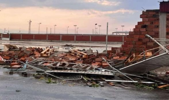 Наводнения, съборени постройки, паднали електропроводи и изкоренени дървета след силна буря в Раковски