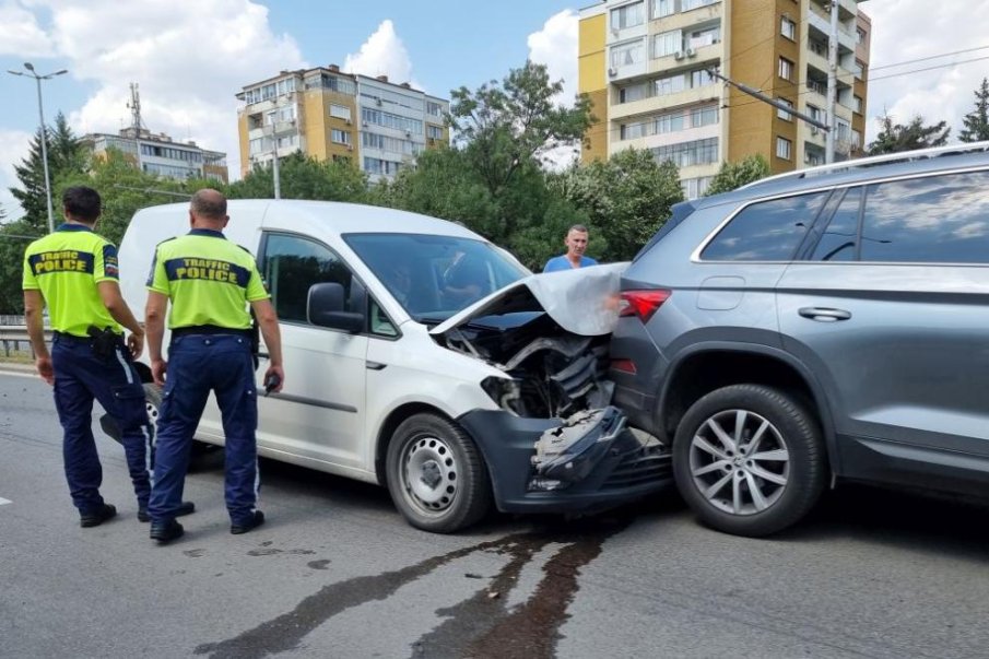 Верижна катастрофа затапи трафика на столичния бул. „Цариградско шосе”