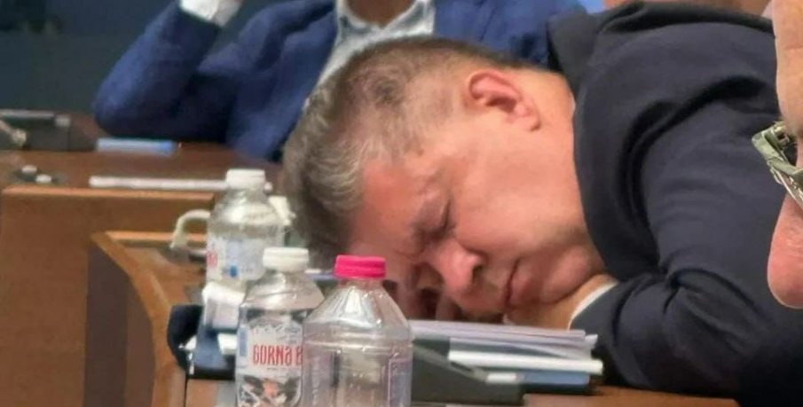 И ТОВА СЕ СЛУЧИ! Депутати хъркат в парламента, докато се приемат закони (СНИМКИ)